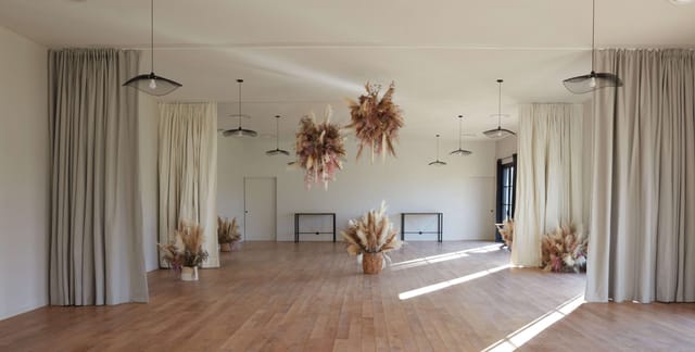 Elegant event space with floral decor, perfect for intimate gatherings and workshops.