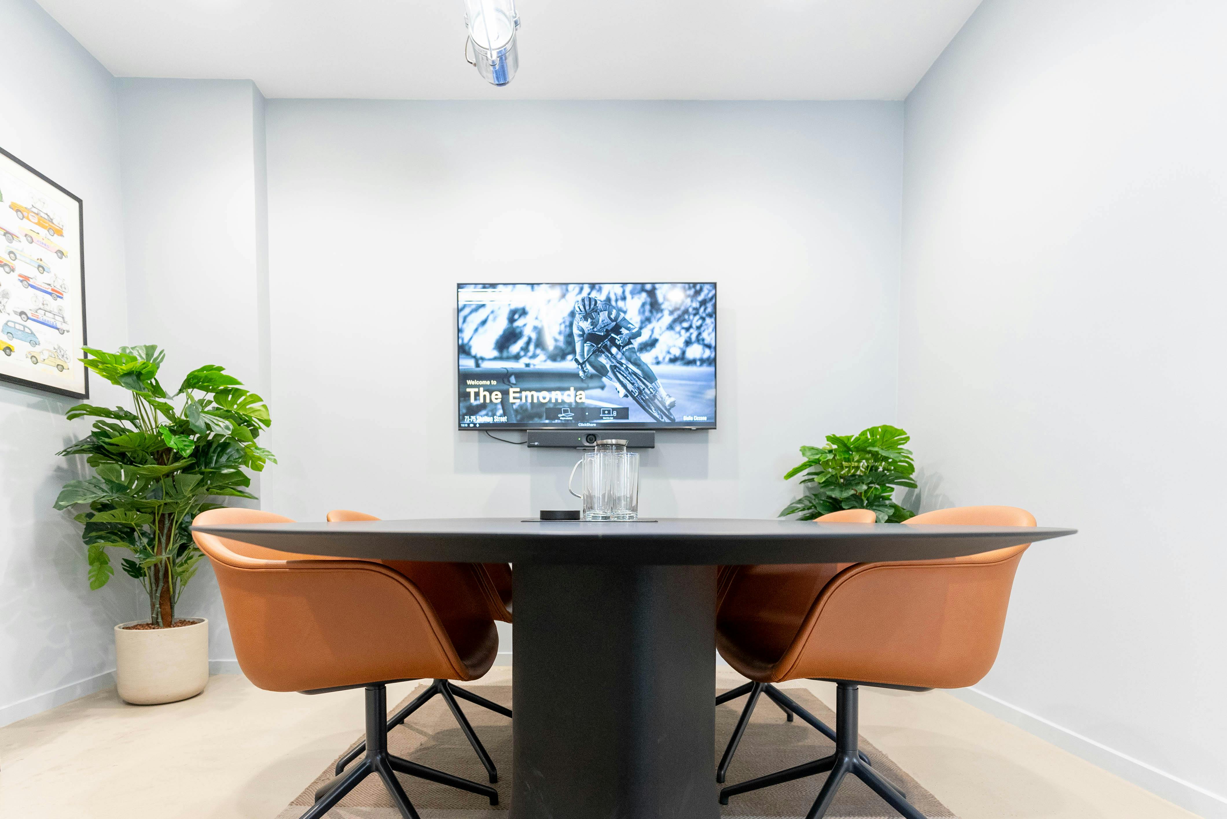 Modern meeting room with sleek table, ideal for team collaboration and brainstorming.