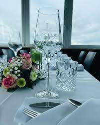 Elegant dining table with crystal glassware for corporate dinners at UP COLOGNE.
