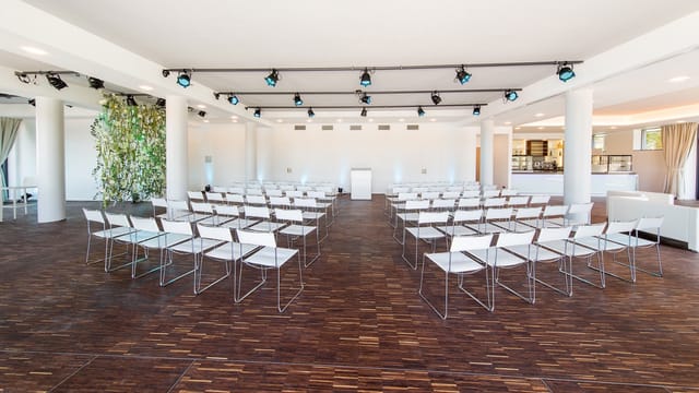 Event space in The View Cologne with white chairs for corporate seminars and workshops.