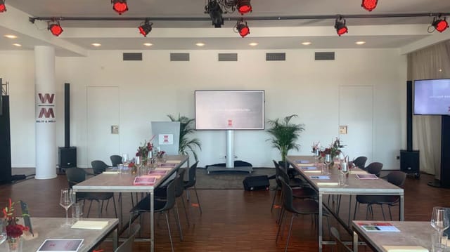 Modern meeting space in The View Cologne, perfect for corporate events and workshops.