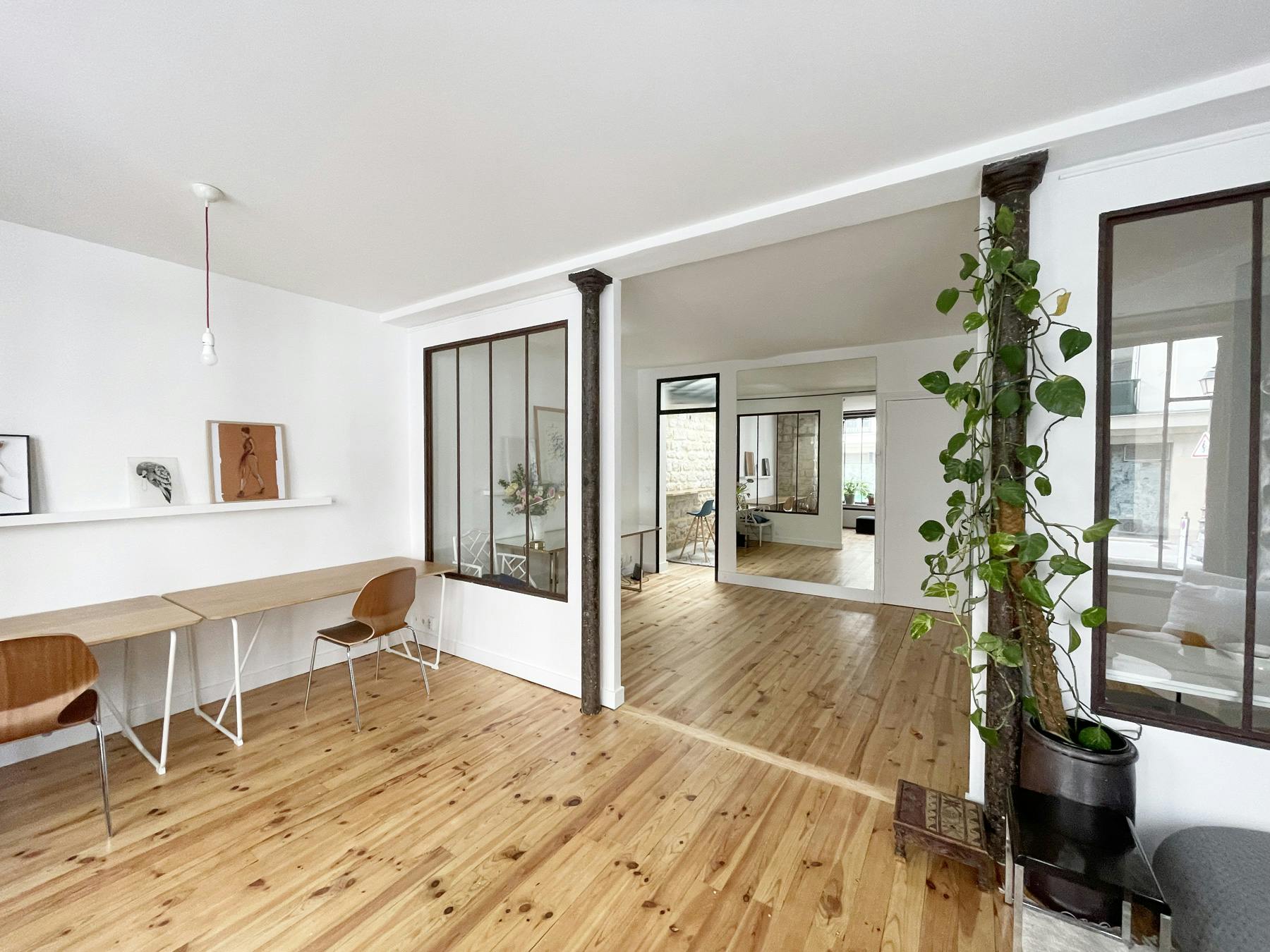 Modern meeting space with wooden floors and natural light for collaborative events.