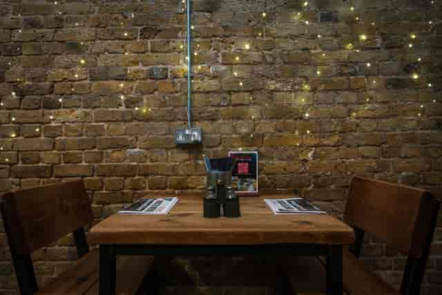 Cozy meeting space with rustic table; ideal for casual gatherings at Mamuśka Restaurant.