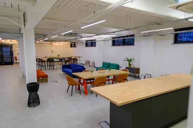 Versatile event space at Oneder Shoreditch with modern decor for workshops and networking.