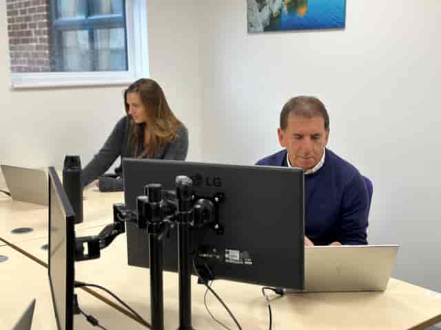 Modern meeting space with workstations, ideal for hybrid meetings and workshops.