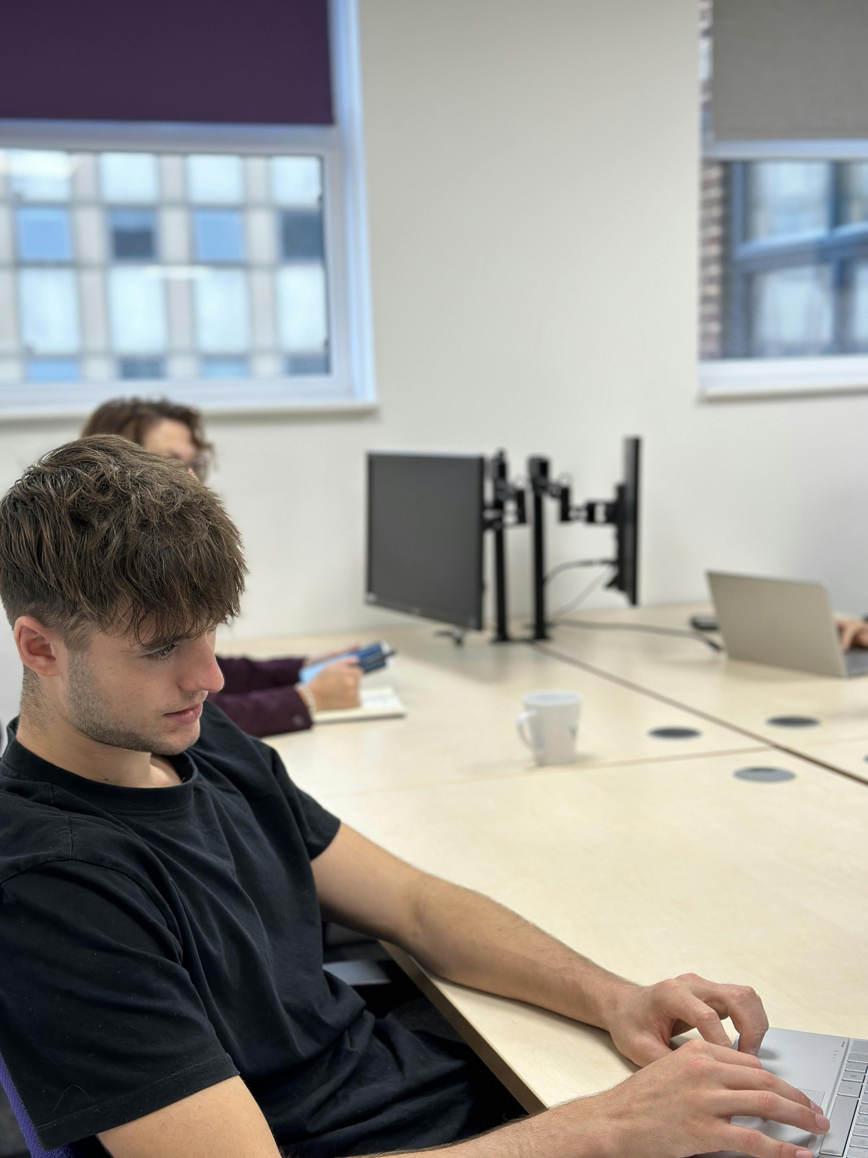 Modern meeting space with screens, ideal for presentations and collaboration.