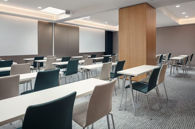 Versatile meeting space in The Julius, ideal for workshops and presentations.