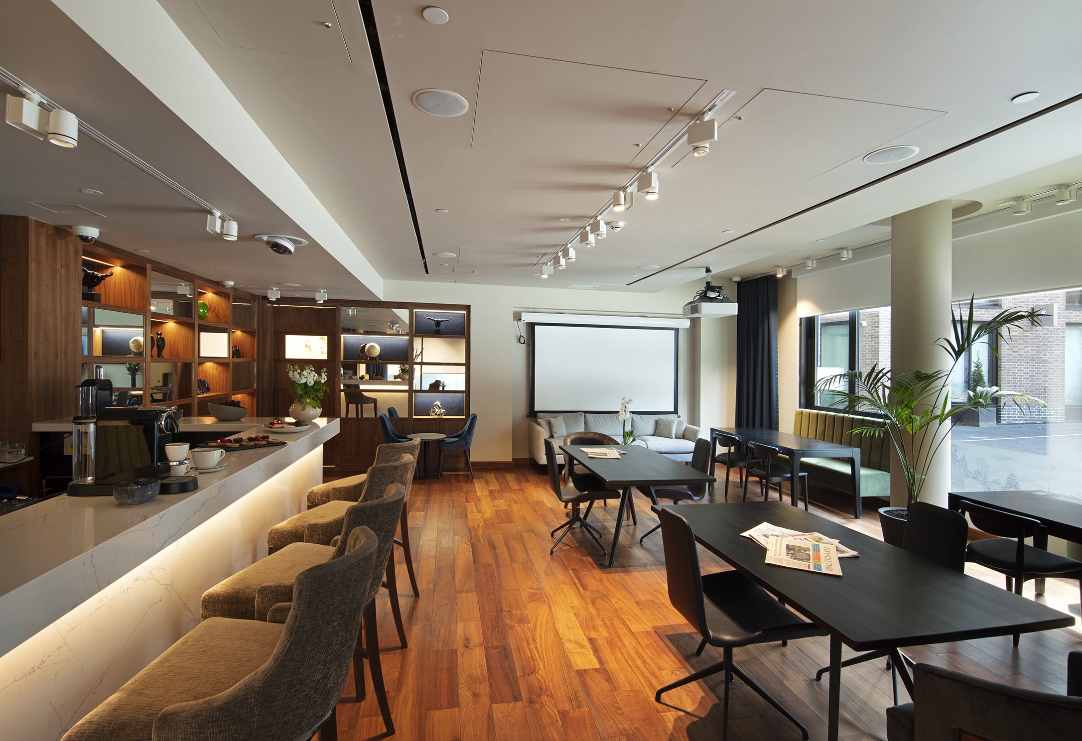 Crescent Suite meeting space with bar, ideal for workshops and conferences. - Banner