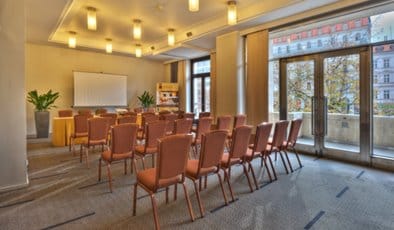 Meeting room in Jalta Boutique, featuring natural light for workshops and presentations.