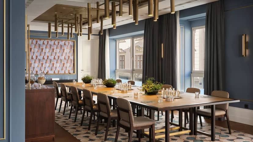 Elegant meeting space in The Pavilion, Vienna with natural light and modern decor.