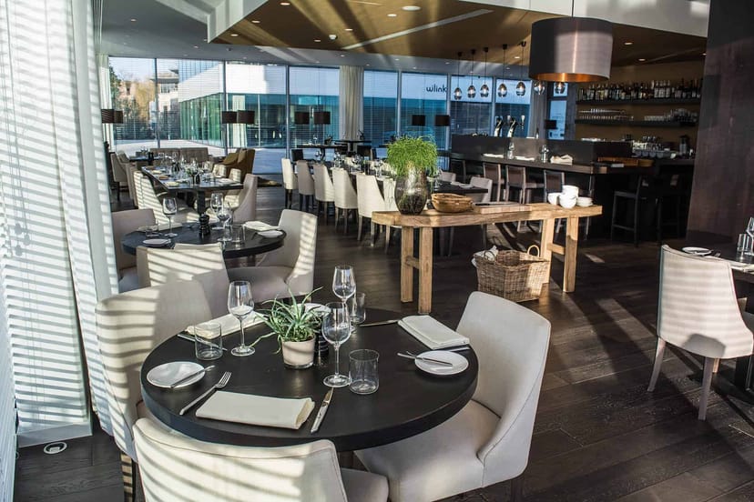 Modern restaurant Rijvissche with elegant table arrangements for intimate events.