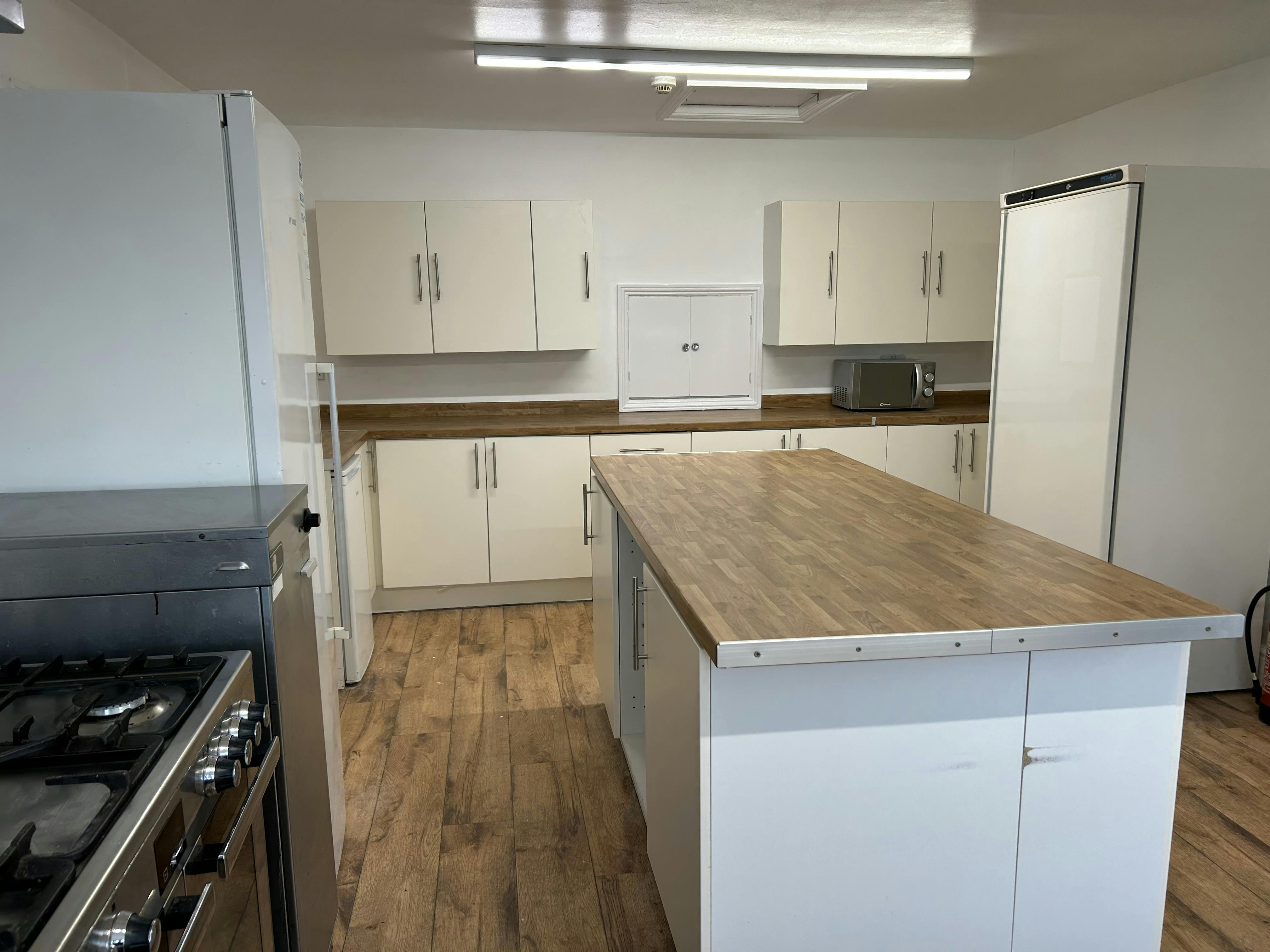 Modern kitchen in Linden and Cypress Event House, ideal for catering workshops and team-building.