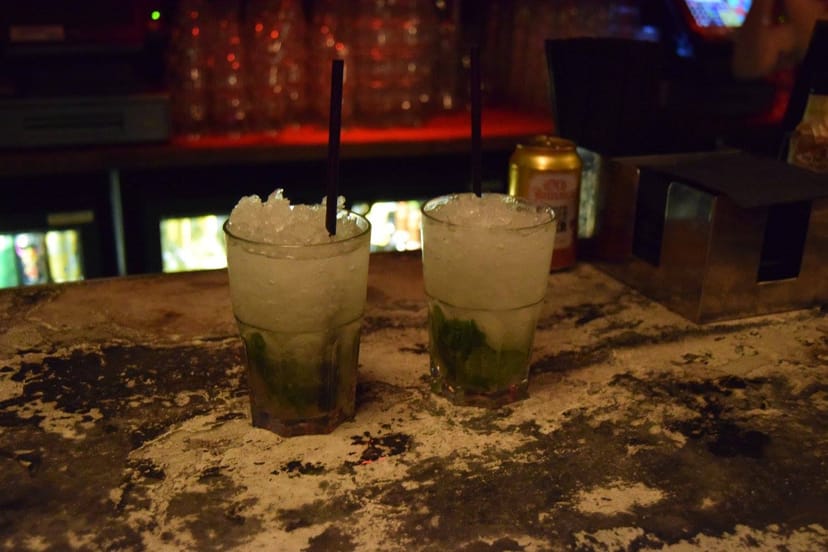 Refreshing mojitos on crushed ice at Distrikt's vibrant Ground Floor Bar.