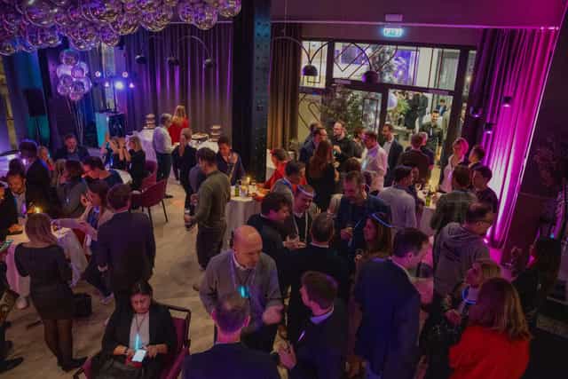 Vibrant networking event in Chambre Champagne, Stockholm with modern decor and engaged attendees.
