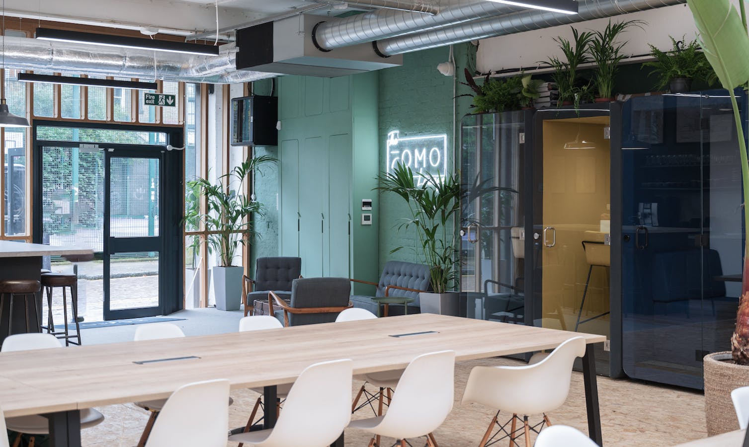 Modern meeting space with communal table, ideal for workshops and team meetings.