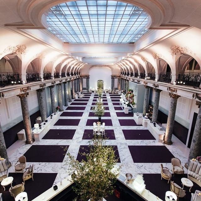 Elegant event venue with high ceilings, ideal for upscale meetings and galas.