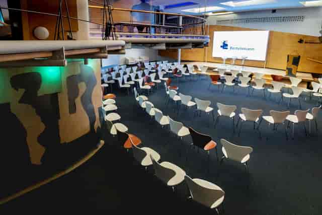 Whole Venue at Espacio Bertelsmann with circular seating for engaging presentations.