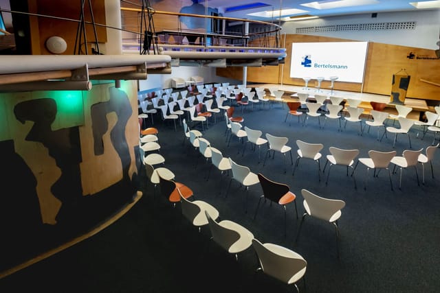 Whole Venue at Espacio Bertelsmann with circular seating for engaging presentations.