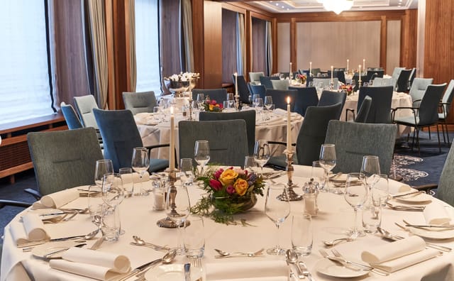 Elegant dining room in Steigenberger Frankfurter Hof, ideal for upscale events and corporate gatherings.