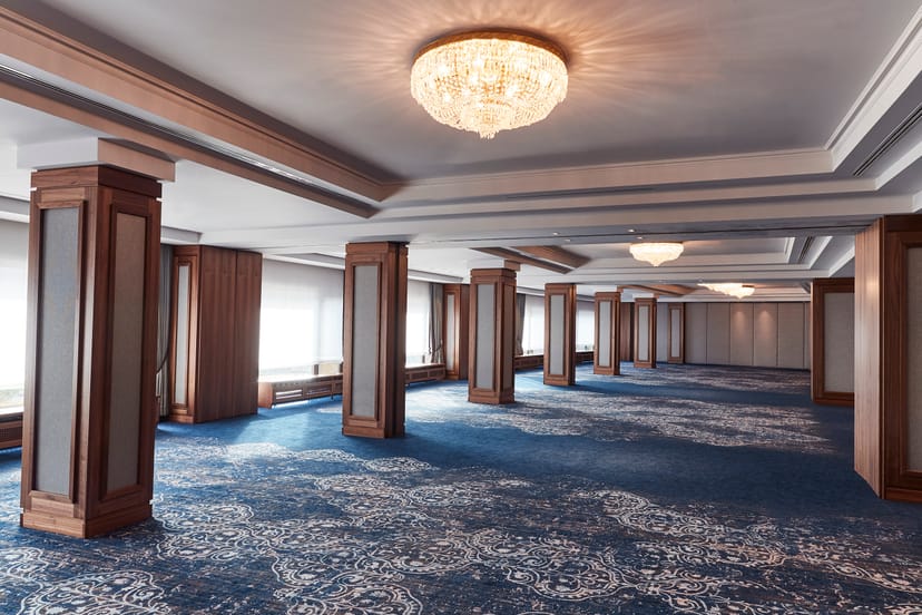 Elegant event space with high ceilings at Steigenberger Frankfurter Hof for conferences and banquets.