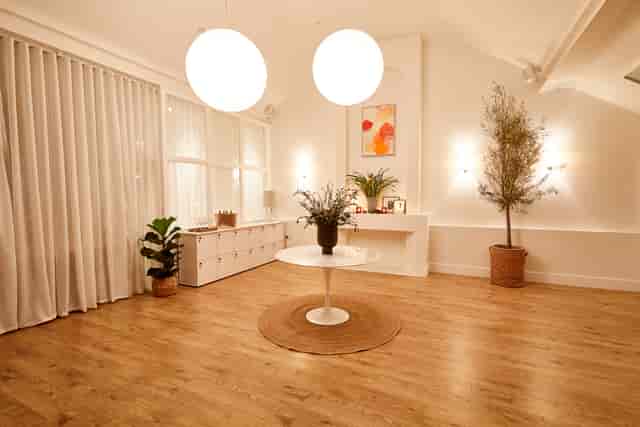 Modern event space with pendant lighting, ideal for workshops and gatherings.