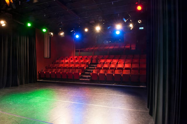 Versatile theatre space in Podium Mozaiek, ideal for workshops and presentations.