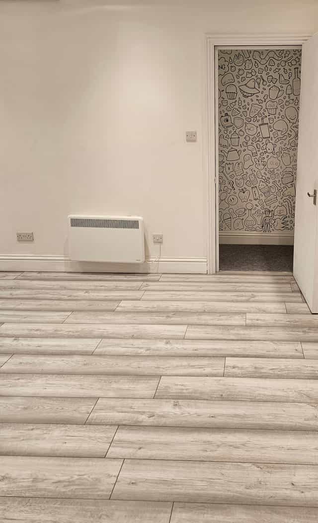 Minimalist lounge with light flooring, perfect for intimate gatherings and workshops.