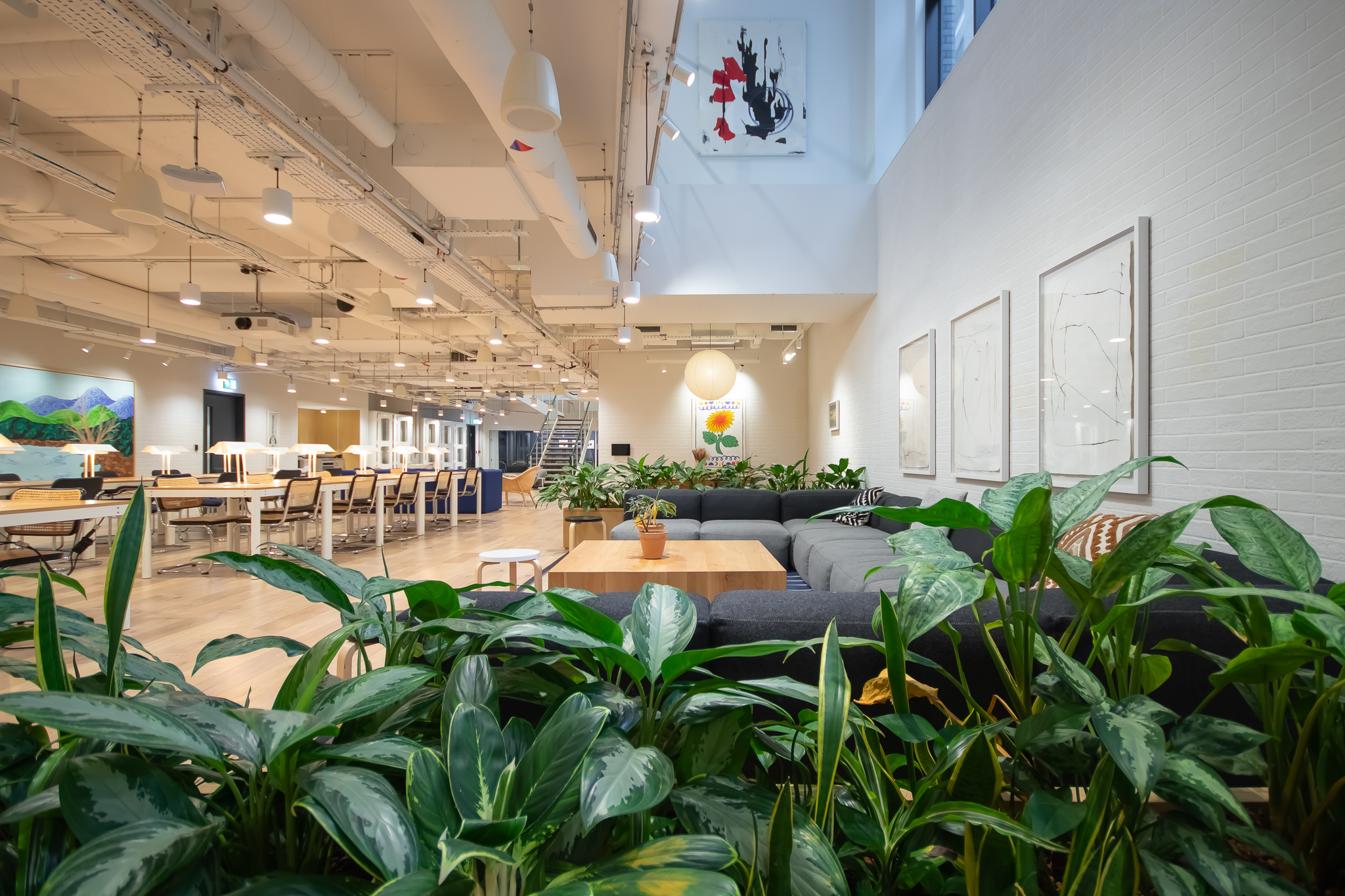 Outdoor terrace in Shoreditch Exchange, modern meeting space with greenery for events. - Banner