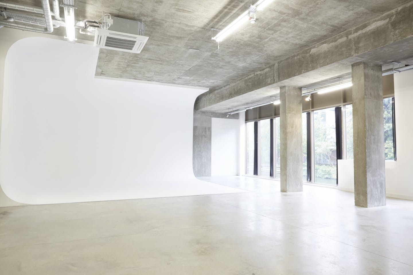 Versatile minimalist event space with natural light at LOCK Studios, ideal for meetings and photo shoots.