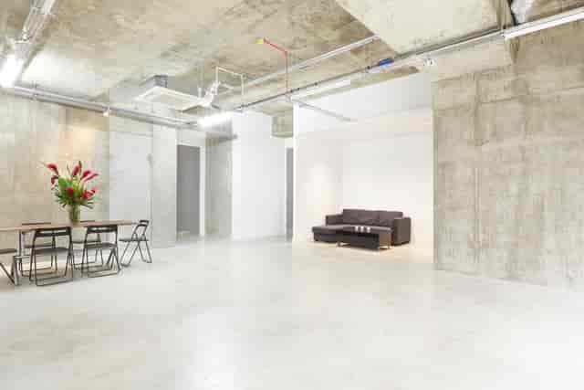 Versatile event space in LOCK Studios with modern industrial design for workshops and gatherings.