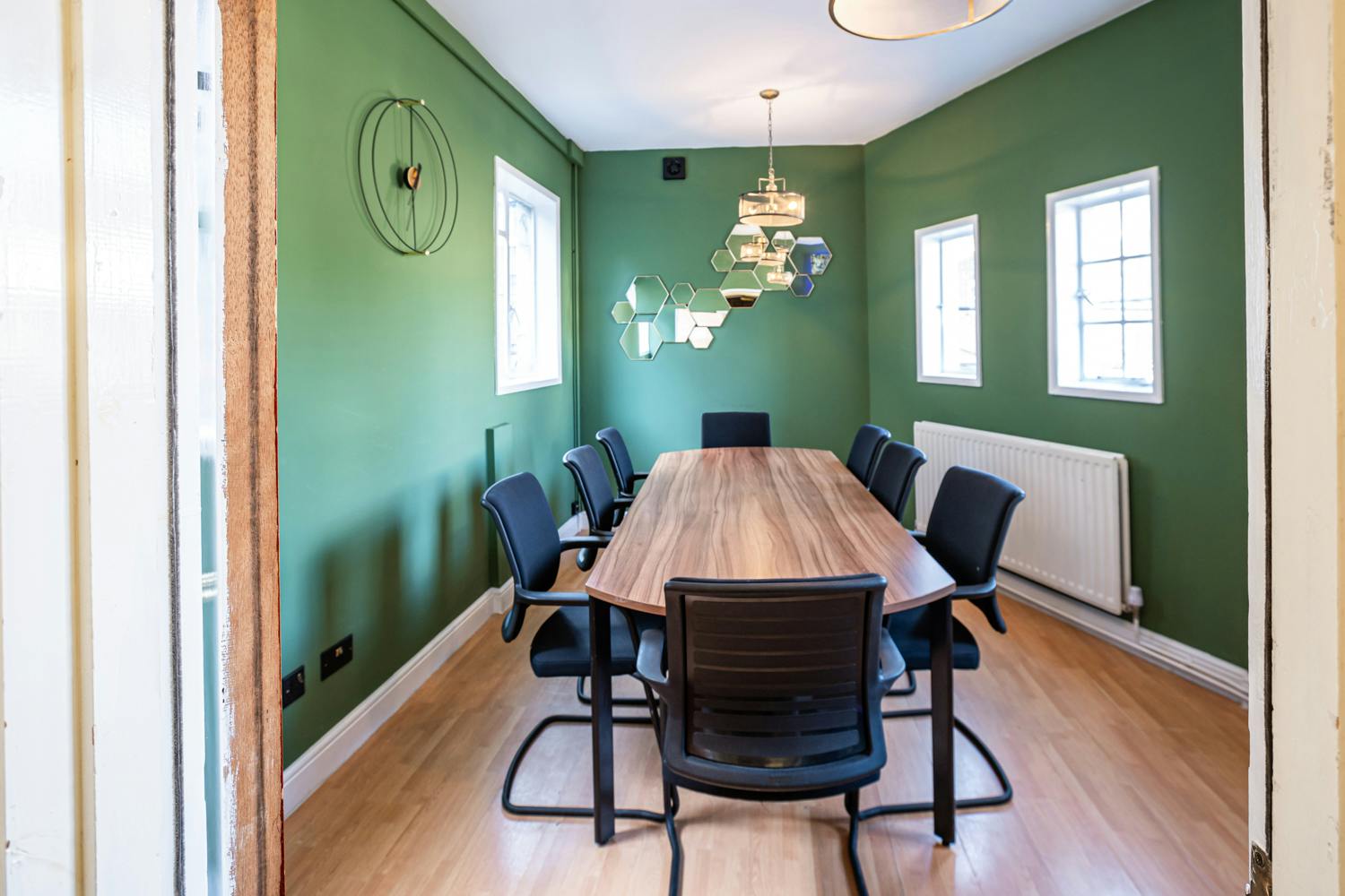 Modern meeting room in Conway Hall with green wall, ideal for collaboration events.