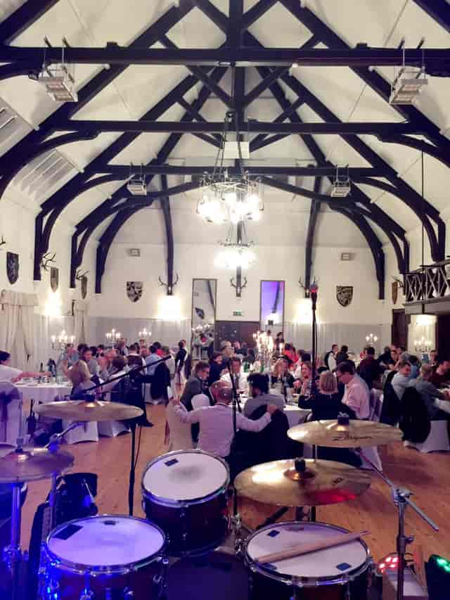 Elegant banquet hall with wooden beams, ideal for corporate events and weddings.