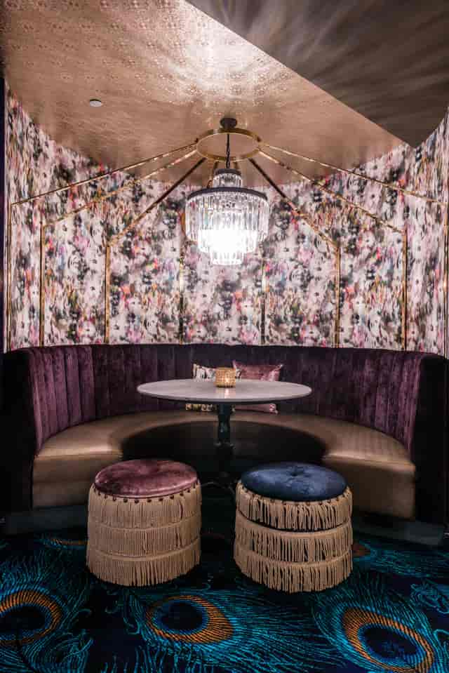 Elegant boudoir meeting space with plush seating, ideal for networking and brainstorming.