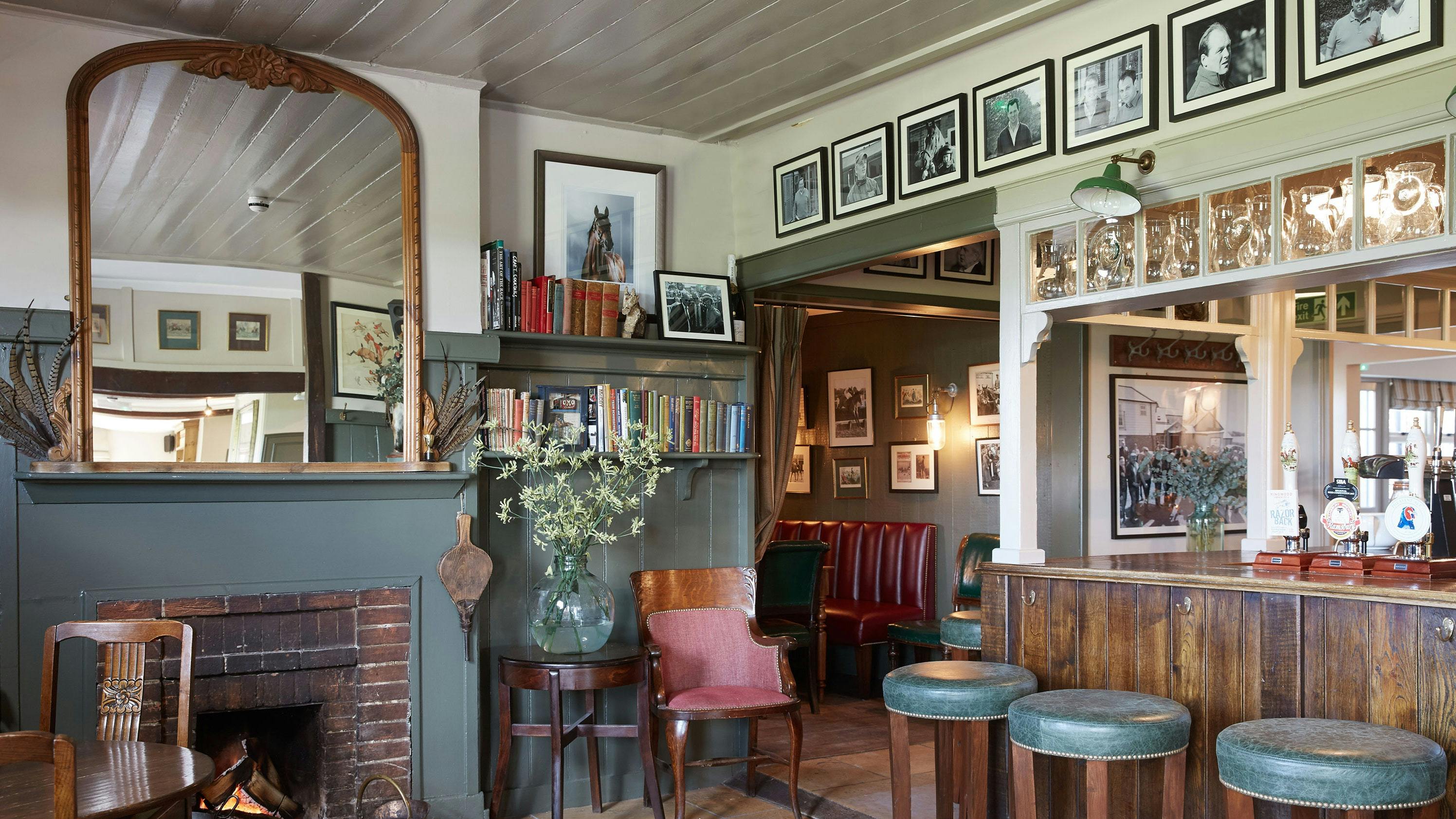Cozy Loft-Inspired Bar with vintage decor, perfect for intimate meetings and events.