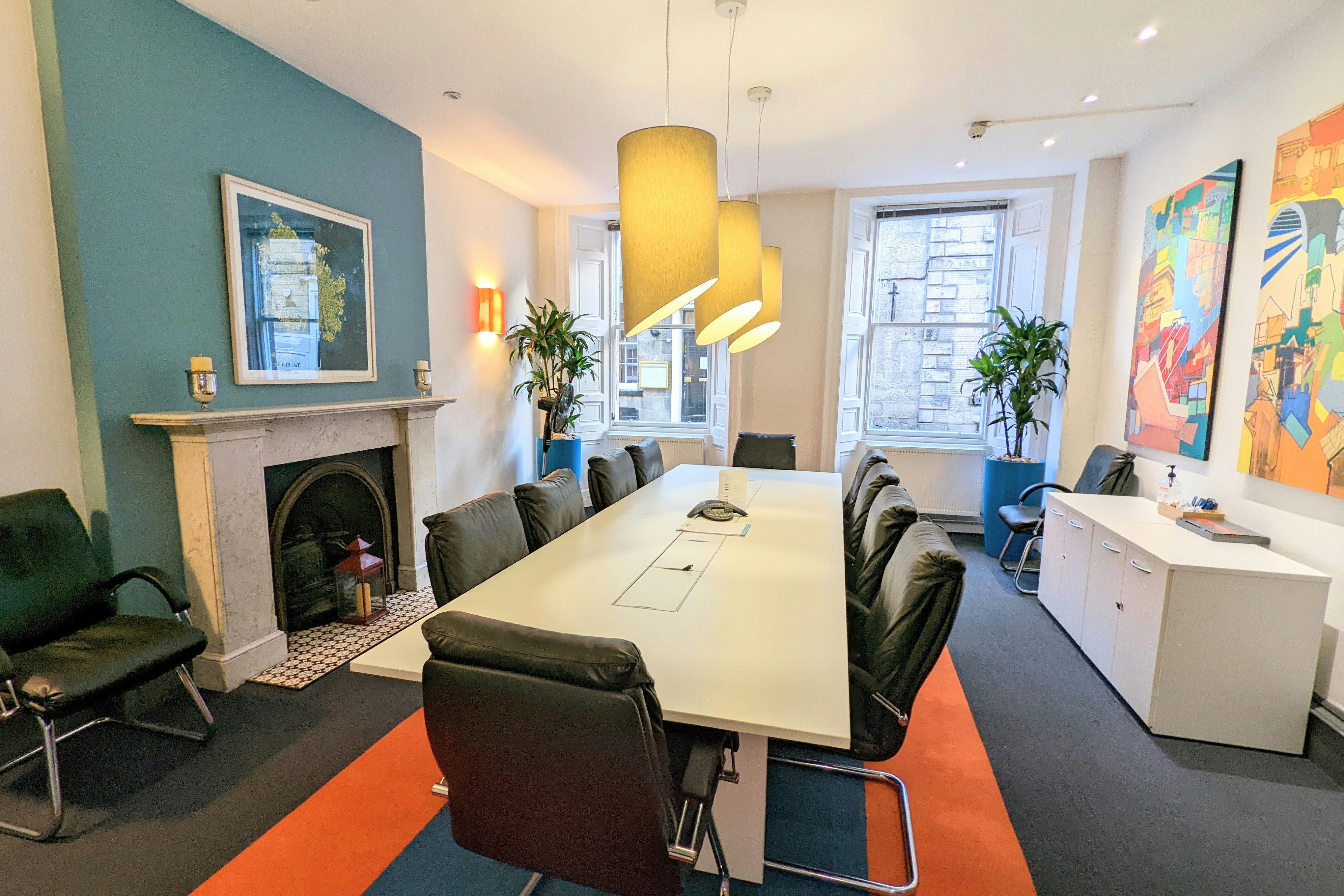 Modern meeting room with sleek table, ideal for brainstorming and strategic sessions.