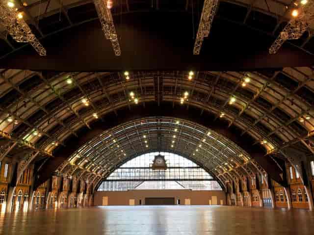 Central Hall Manchester: spacious event venue with high ceilings for conferences and exhibitions.