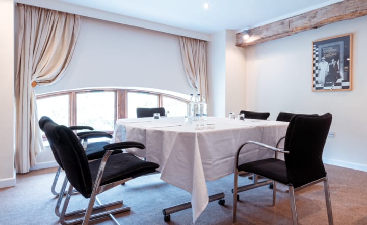Billesley Manor meeting room with round table, ideal for collaborative events and brainstorming.