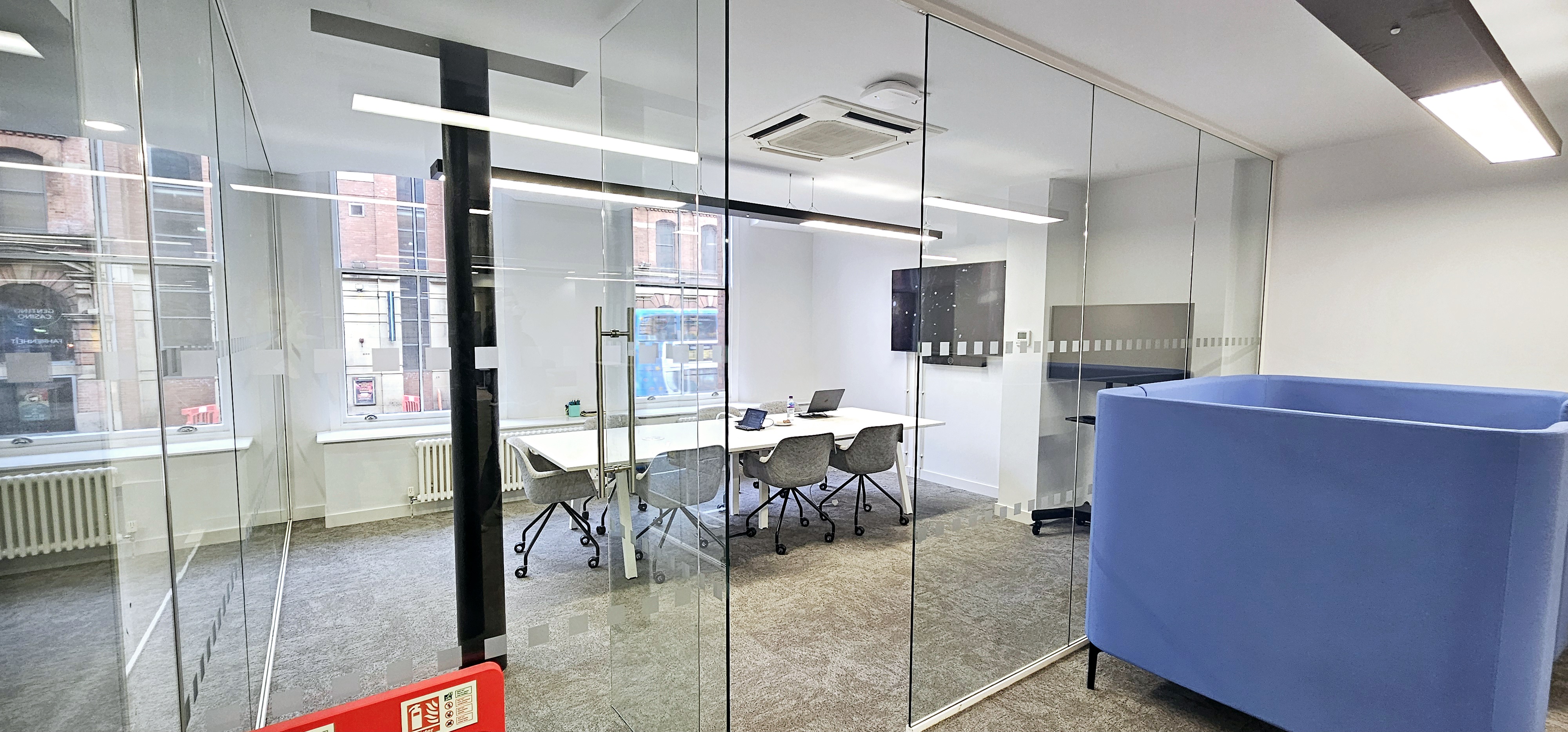 Modern meeting room with glass enclosure for collaborative business meetings. - Banner