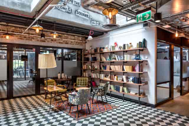 Modern meeting space with vintage chairs, ideal for creative brainstorming sessions.