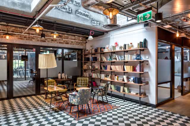 Modern meeting space with vintage chairs, ideal for creative brainstorming sessions.