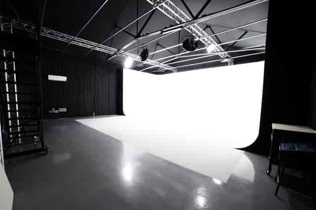 Versatile Sound Stage with clean backdrop for photo shoots and video recordings.