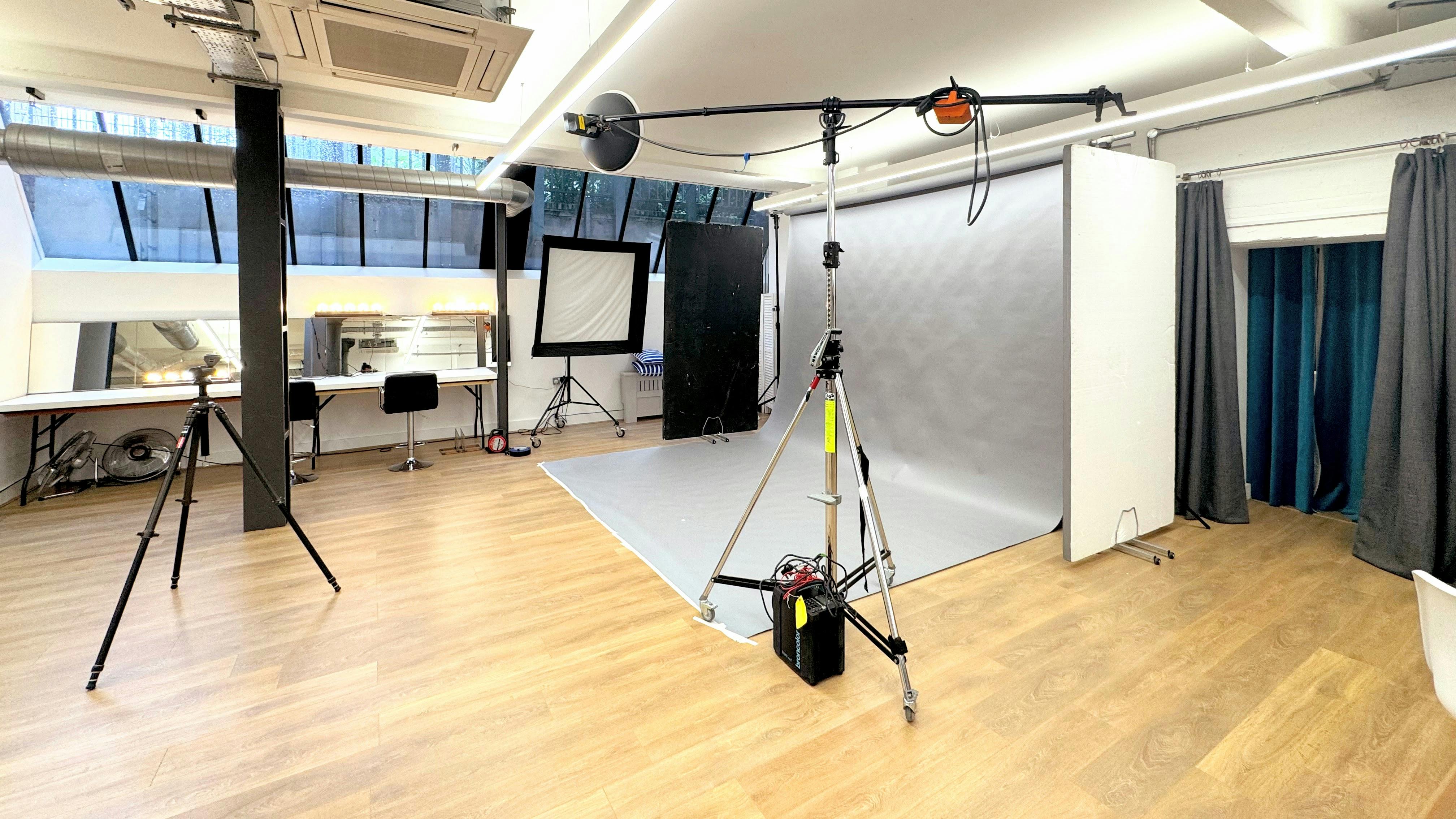 Versatile studio space with natural light for professional events and photo shoots.