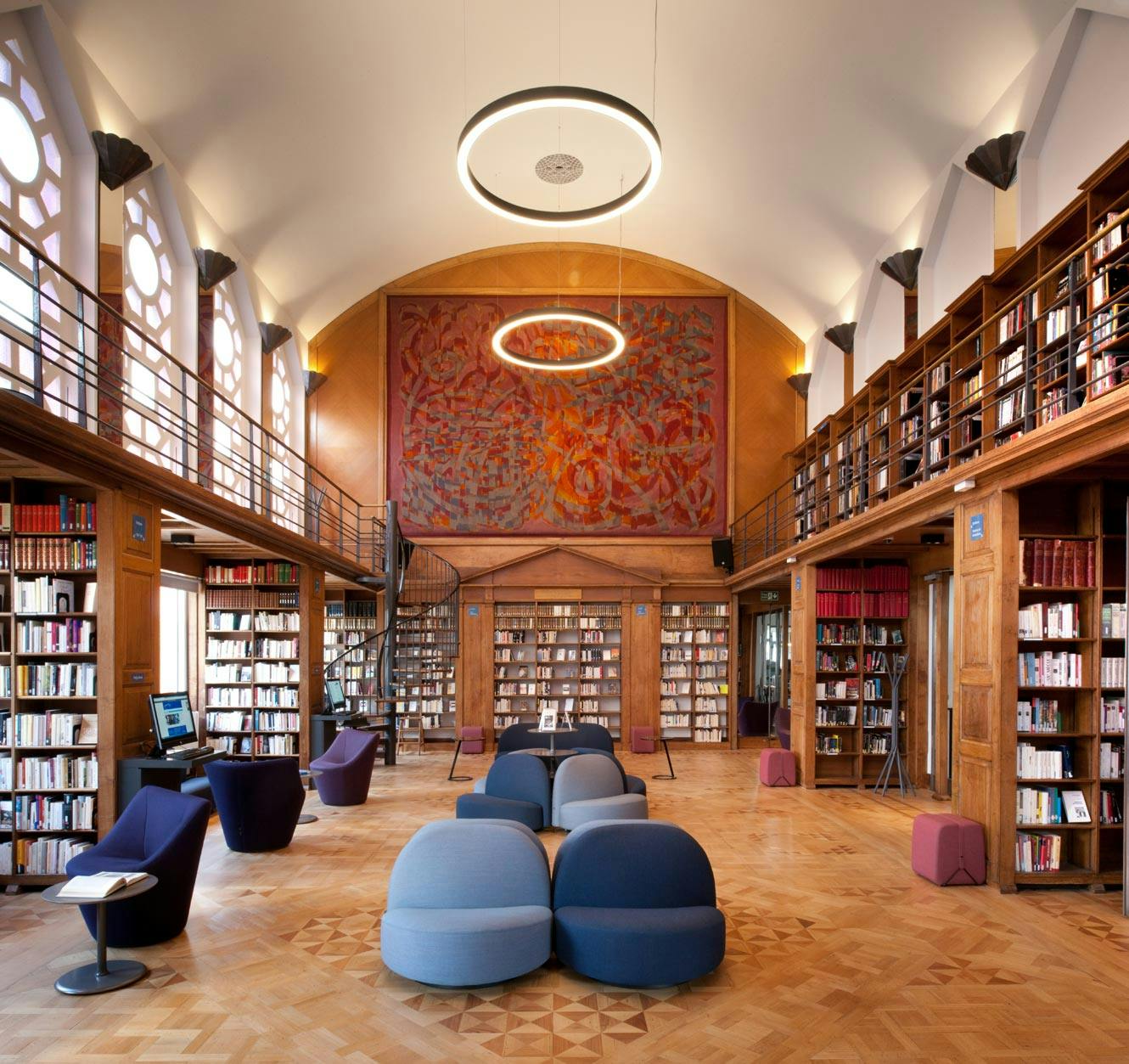 Art Deco library with high ceilings, ideal for meetings and events in London.