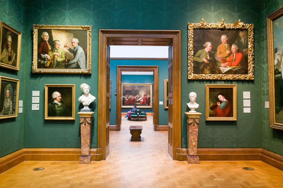 Elegant gallery with green walls, perfect for art events and corporate functions. - Banner