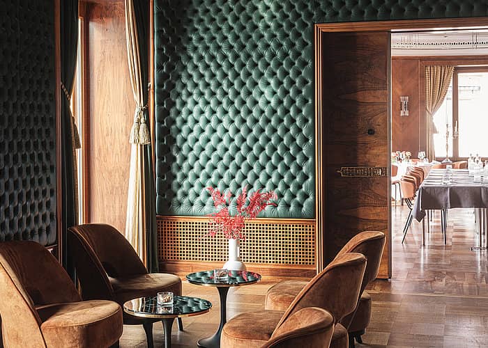 Saal Utoquai meeting space with plush walls, ideal for networking events and gatherings.