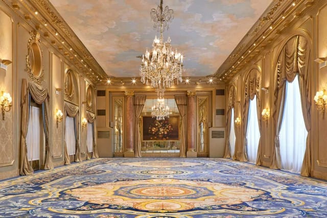 Gran Via Ballroom in El Palace Barcelona, elegant venue with chandelier for upscale events.