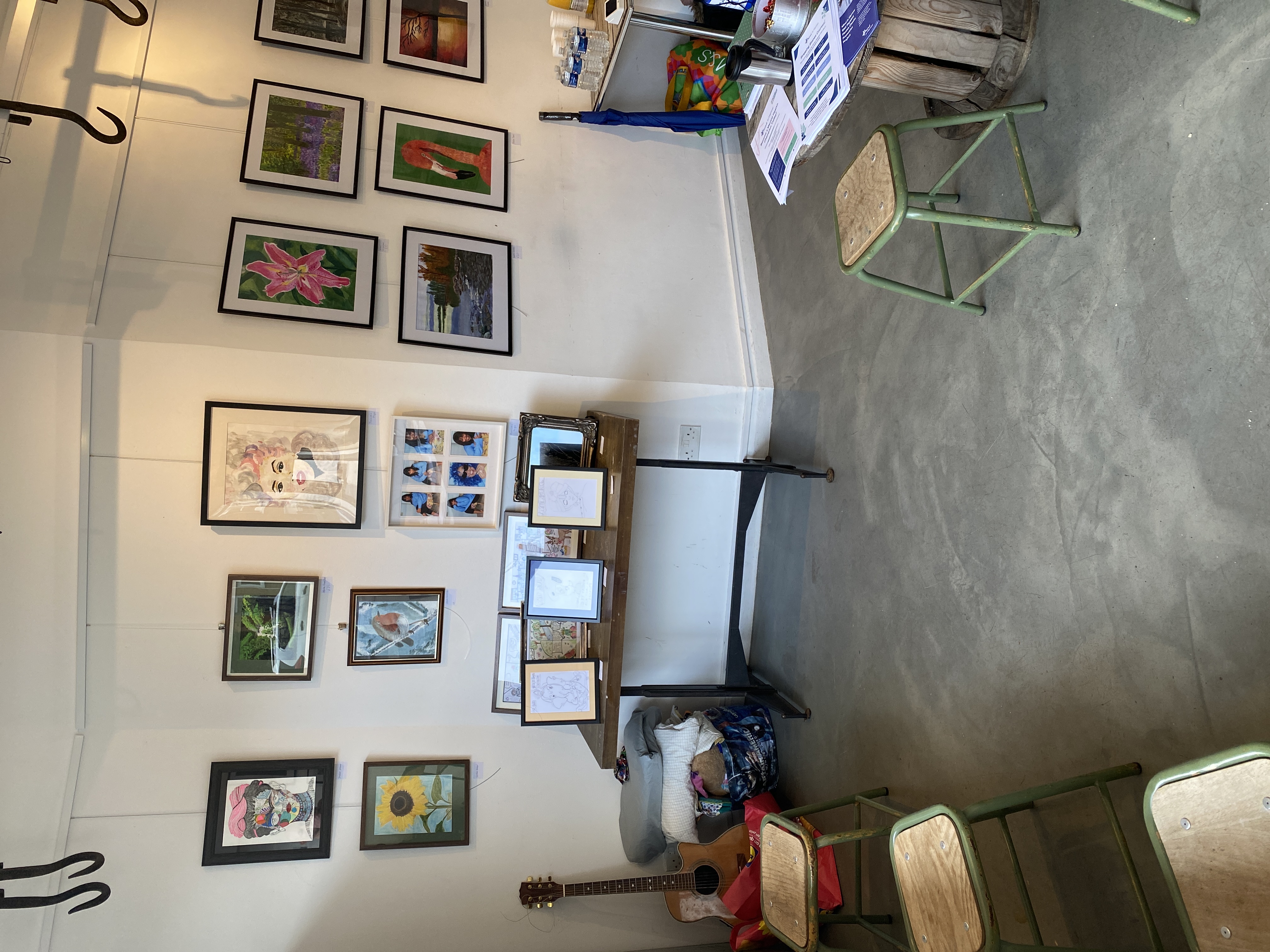 Cozy meeting space with wooden table, framed art, ideal for workshops and gatherings.