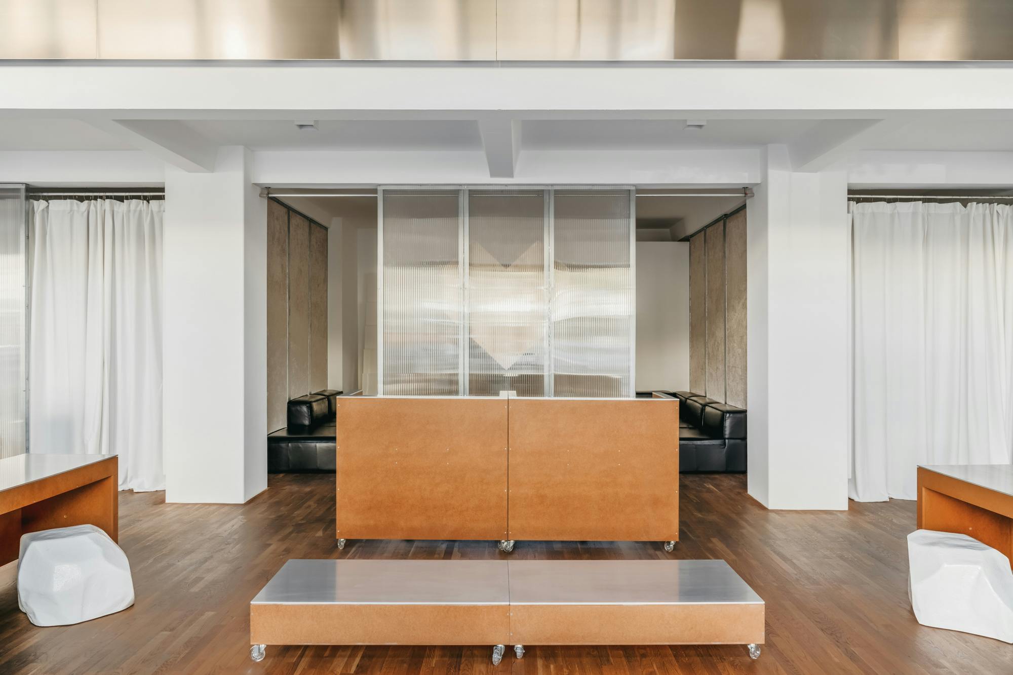 Modern minimalist meeting space with glass partitions for versatile events and presentations.