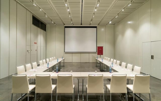 Modern conference room in NH Collection Barcelona, ideal for corporate meetings and workshops.