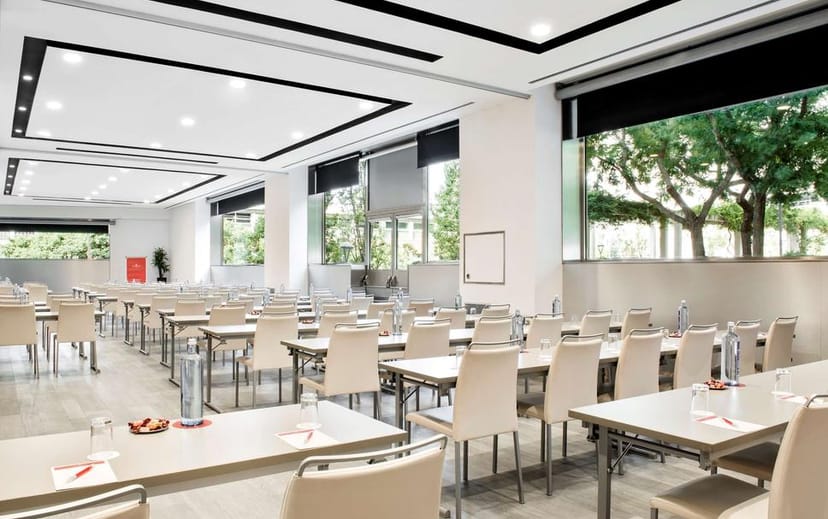 Modern meeting room with natural light for corporate events in NH Collection Barcelona.